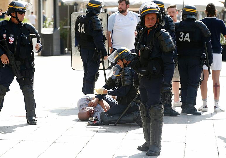 In Marseille kam es zu schweren Krawallen in der Innenstadt. Böller und Glasflaschen flogen.