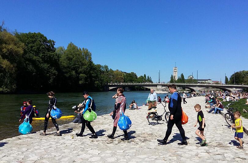 Badelatschen an, vielleicht einen dünnen Neoprenanzug &ndash; und rein geht&rsquo;s zum Isarschwimmen am Sonntag.