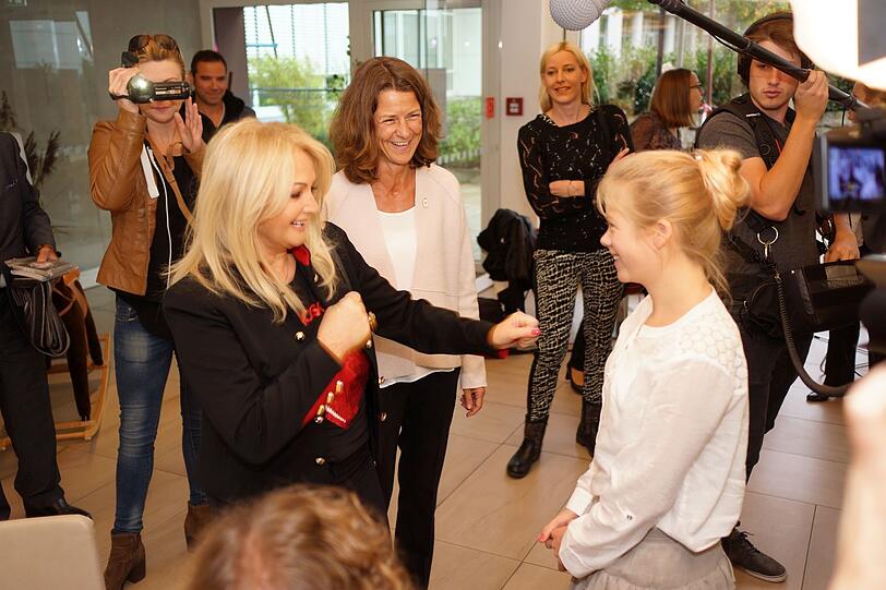 Bonnie Tyler besuchte im Vorfeld der McDonald&rsquo;s Benefiz-Gala das Ronald McDonald Haus München am Deutschen Herzzentrum.