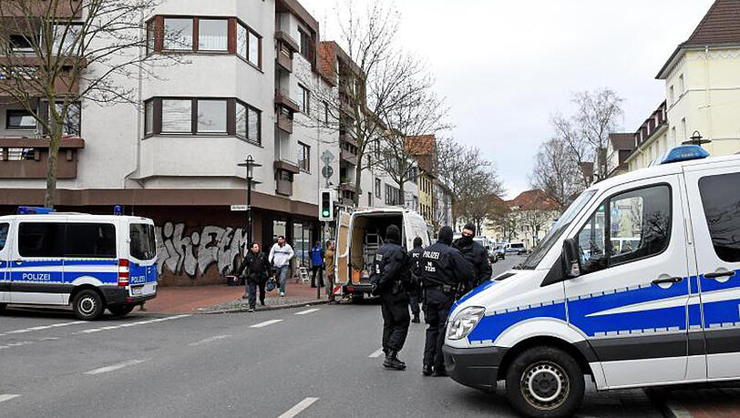 Polizeibeamte sperren eine Straße vor der Moschee des Deutschsprachigen Islamkreises Hildesheim e.V. (DIK) ab. Polizeibeamte sperren eine Straße vor der Moschee des Deutschsprachigen Islamkreises Hildesheim e.V. (DIK) ab.