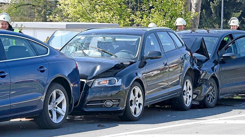 Bei Weyern fuhren vier Fahrzeuge kurz vor 12 Uhr heftig aufeinander.