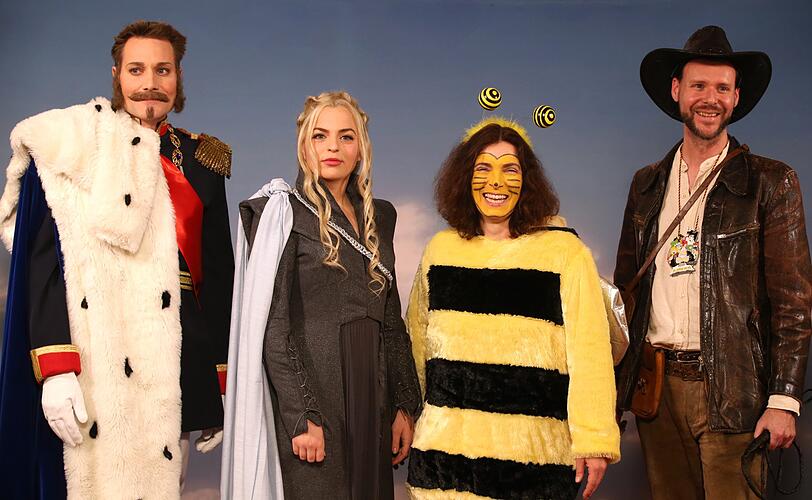 Auch die Grünen durften bei der Fastnacht in Franken natürlich nicht fehlen: Ludwig Hartmann (l-r.), Katharina Schulze, Kerstin Celina und ihr Begleiter Sven Winzenhörlein.