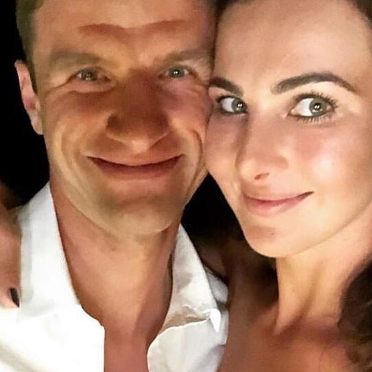 Kuschelige Grüße zu Silvester: Thomas Müller und seine Lisa.