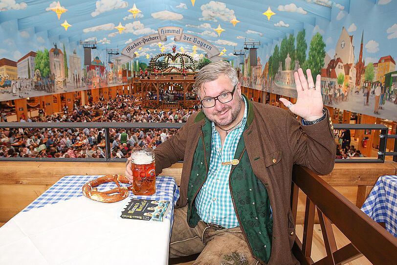 Als die Kulturwelt noch in Ordnung war: Moses Wolff mit seinem Krimi &bdquo;Monaco Mortale&ldquo; auf der Wiesn 2016.