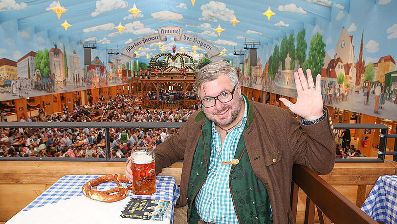 Als die Kulturwelt noch in Ordnung war: Moses Wolff mit seinem Krimi „Monaco Mortale“ auf der Wiesn 2016. Als die Kulturwelt noch in Ordnung war: Moses Wolff mit seinem Krimi „Monaco Mortale“ auf der Wiesn 2016.