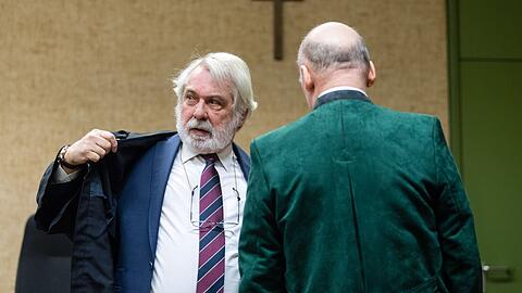 Der Angeklagte (rechts) vor Prozessauftakt im Gerichtssaal mit seinem Rechtsanwalt