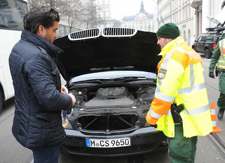 Sicherheitskoferenz: Hunde schnüffeln an den Gullis, die Polizei filzt den Bereich um den Bayerischen Hof. Die Bilder aus der Münchner City...