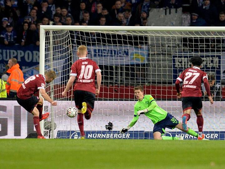 Schalke-Keeper Alexander Nübel hält den Strafstoß von FCN-Kapitän Hanno Behrens (l).
