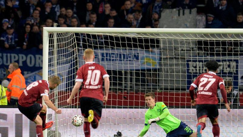 Schalke-Keeper Alexander Nübel hält den Strafstoß von FCN-Kapitän Hanno Behrens (l). Schalke-Keeper Alexander Nübel hält den Strafstoß von FCN-Kapitän Hanno Behrens (l).