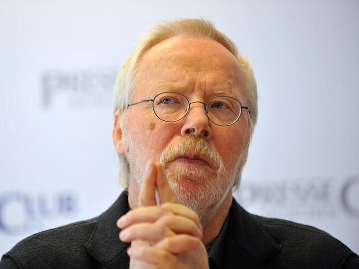 Der Sozialpsychologe Heiner Keupp bei einer Pressekonferenz. Foto: picture alliance / dpa / Archivbild