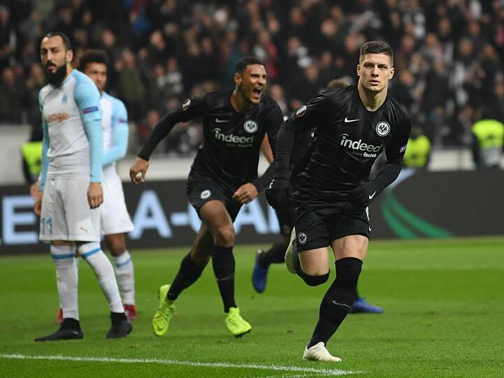 Eintracht-Torjäger Luka Jovic (r) feiert seinen Treffer zum 1:0.
