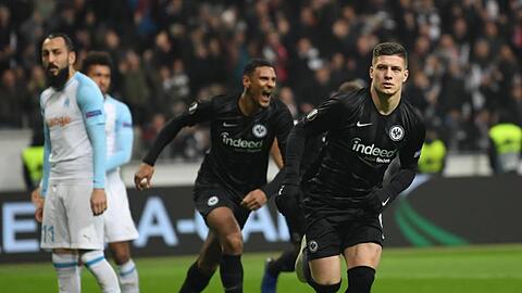 Eintracht-Torjäger Luka Jovic (r) feiert seinen Treffer zum 1:0.