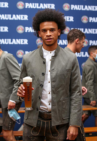 Fesch! Leroy Sané kann sich ebenfalls in Lederhose sehen lassen.