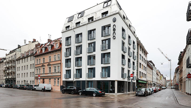 Gratwanderung mit Kompromiss: Vom linken Haus hebt sich die Architektur der Nena Apartments ein wenig ab, mit dem Haus rechts harmoniert sie ziemlich.
