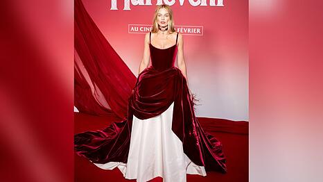 Margot Robbie im roten Samtkleid bei der Paris-Premiere von "Wuthering Heights".