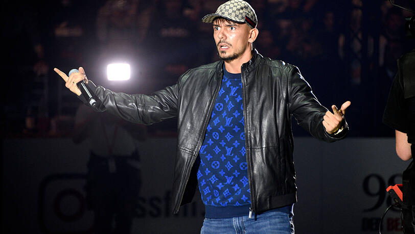 Im April 2024 veröffentlichte der Rapper Capital Bra einen gemeinsamen Song mit Joelina Drews. Zu einem Mitwirken der Schlagersängerin wäre es fast nicht gekommen. Im April 2024 veröffentlichte der Rapper Capital Bra einen gemeinsamen Song mit Joelina Drews. Zu einem Mitwirken der Schlagersängerin wäre es fast nicht gekommen.