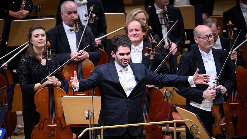 Chefdirigent Lahav Shani und die M&uuml;nchner Philharmoniker lieferten ein begeisterndes Konzert in M&uuml;nchen ab. (Archivbild)