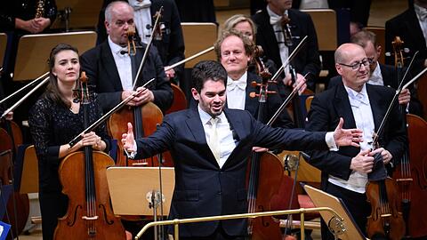 Chefdirigent Lahav Shani und die M&uuml;nchner Philharmoniker lieferten ein begeisterndes Konzert in M&uuml;nchen ab. (Archivbild)