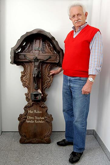 Eigenartiger Fund: Charles Reinbold und das Grabreuz.