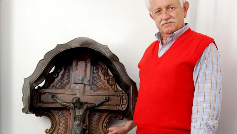Eigenartiger Fund: Charles Reinbold und das Grabreuz. Eigenartiger Fund: Charles Reinbold und das Grabreuz.