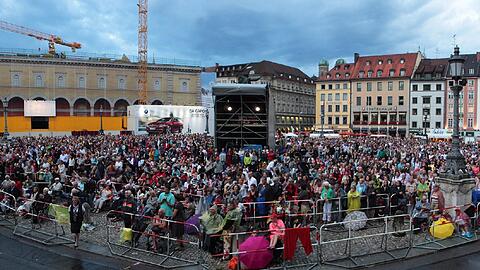 Da waren die Wasserfestspiele noch ganz erträglich &ndash; gegen neun spülte dann die Sintflut den Max-Joseph-Platz leer. Schade, Brahms hatte keine Chance.