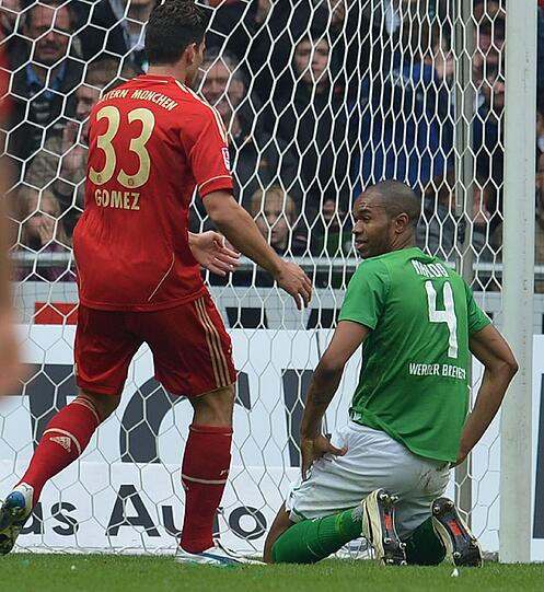Mario Gomez:
20 Minuten Spielpraxis als Joker für Petersen. Bewegungstherapie.  Note -