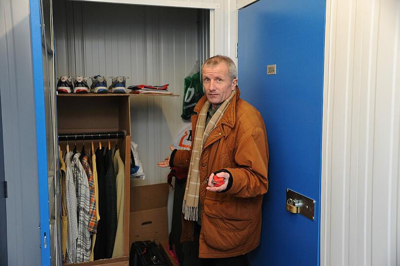 Was ihm vom Leben geblieben ist, hat Frank Arndt auf zwei Quadratmetern eingelagert. Er hofft, bald in eine Wohnung ziehen zu können.