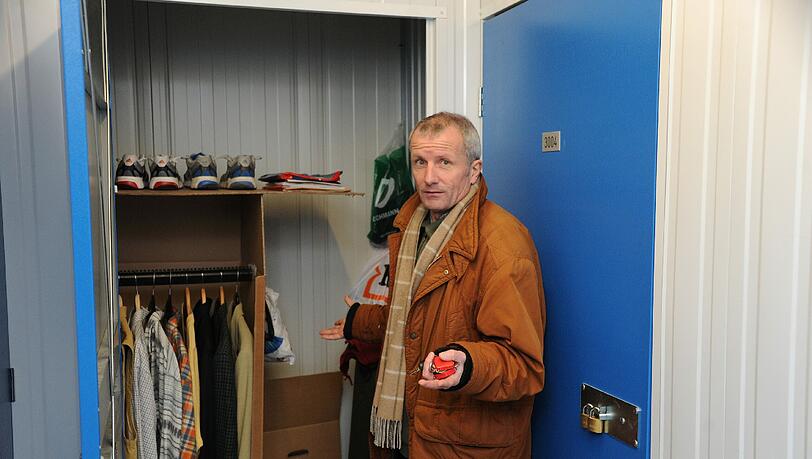 Was ihm vom Leben geblieben ist, hat Frank Arndt auf zwei Quadratmetern eingelagert. Er hofft, bald in eine Wohnung ziehen zu können. Was ihm vom Leben geblieben ist, hat Frank Arndt auf zwei Quadratmetern eingelagert. Er hofft, bald in eine Wohnung ziehen zu können.