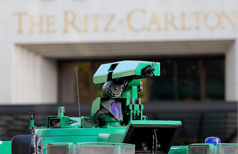 Das Ritz Carlton am Potsdamer Platz: Hier wohnt US-Präsident Barack Obama. Vor dem Gebäude haben sich gepanzerte Fahrzeuge der Polizei postiert. Die Eindrücke vom Mittwochmorgen.
