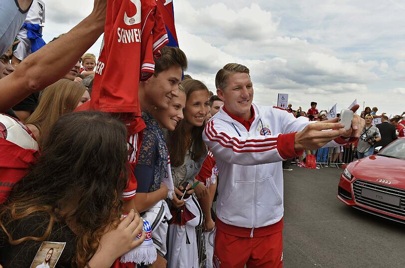Die Bayern-Stars mit ihren neuen Dienstwagen.