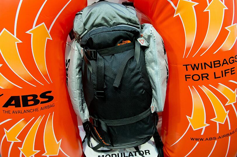 Ein Rucksack (Hersteller: The North Face), der sich bei einem Lawinenunfall selbstständig aufblasen und somit ein Verschütten verhindern soll.