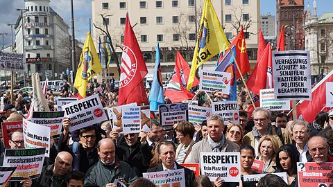 Tausende Demonstranten haben vor dem Start des NSU-Prozesses in München an das Schicksal der Opfer erinnert. Sie verlangten einen konsequenten Kampf gegen die braune Gefahr.
