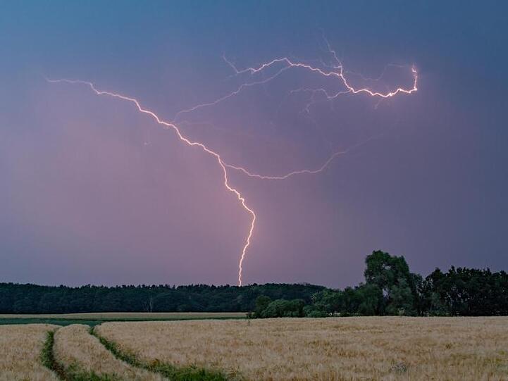 Blitze erhellen den Abendhimmel im Landkreis Märkisch-Oderland in Ostbrandenburg.