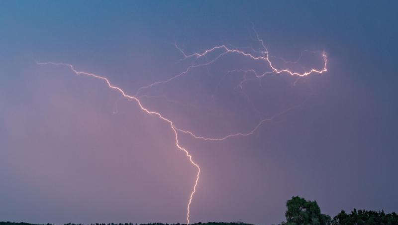 Blitze erhellen den Abendhimmel im Landkreis Märkisch-Oderland in Ostbrandenburg.