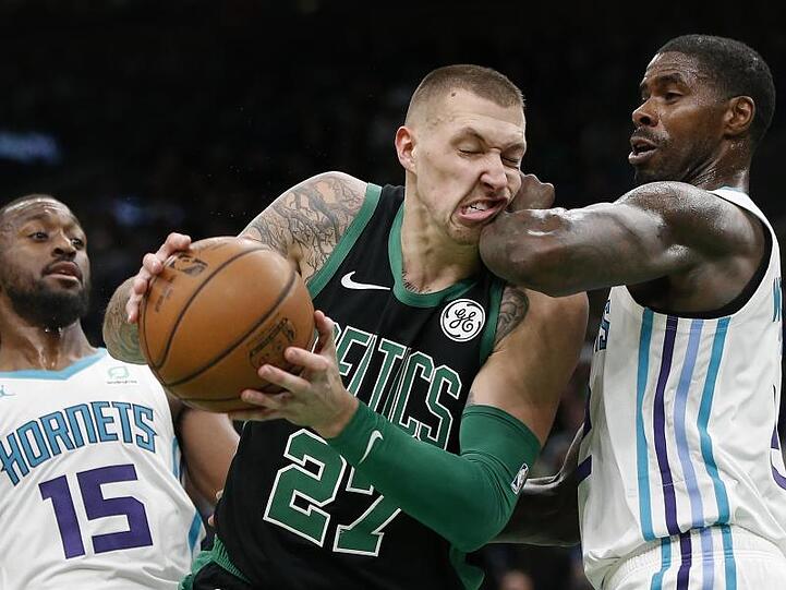 Celtic-Profi Daniel Theis (M) setzt sich gegen Charlottes Marvin Williams (r) durch.
