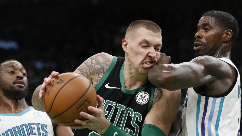 Celtic-Profi Daniel Theis (M) setzt sich gegen Charlottes Marvin Williams (r) durch. Celtic-Profi Daniel Theis (M) setzt sich gegen Charlottes Marvin Williams (r) durch.