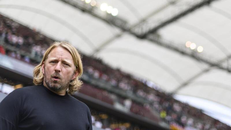 Stuttgarts Sportdirektor Sven Mislintat steht im Stadion. Foto: Edith Geuppert/dpa Stuttgarts Sportdirektor Sven Mislintat steht im Stadion. Foto: Edith Geuppert/dpa