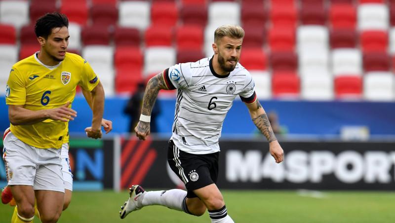 Deutschlands Niklas Dorsch in Aktion gegen Rumäniens Marco Dulca (l) bei der U21-EM.