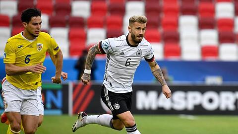 Deutschlands Niklas Dorsch in Aktion gegen Rumäniens Marco Dulca (l) bei der U21-EM.