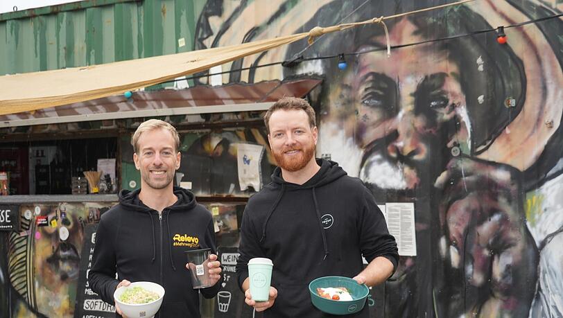 Matthias Potthast (l., Relevo) und Fabian Eckert (Recup & Rebowl) - zwei Münchner Start-up-Gründer, die mit ihrem Mehrweg-Geschirr für Wirte gegen den To-go-Müllberg ankämpfen.