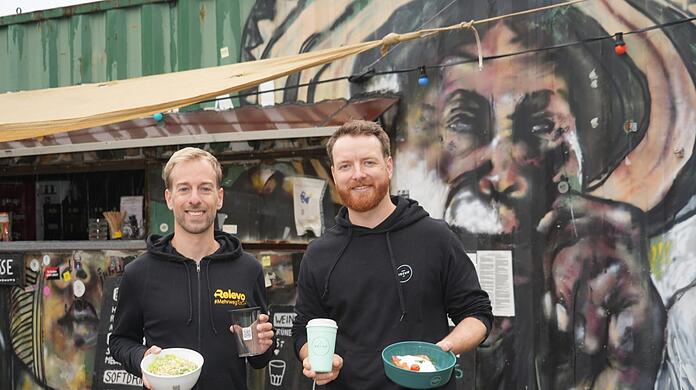Matthias Potthast (l., Relevo) und Fabian Eckert (Recup & Rebowl) - zwei Münchner Start-up-Gründer, die mit ihrem Mehrweg-Geschirr für Wirte gegen den To-go-Müllberg ankämpfen.