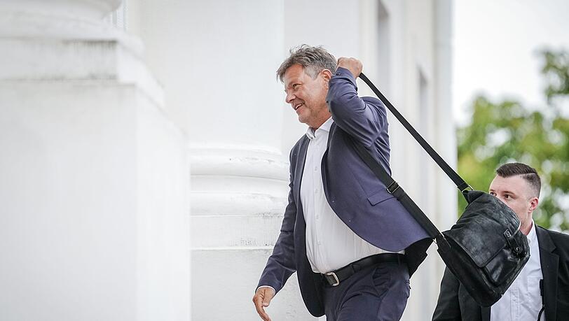 Robert Habeck (Die Grünen), Bundesminister für Wirtschaft und Klimaschutz, kommt zur Halbzeit-Klausur des Bundeskabinetts.