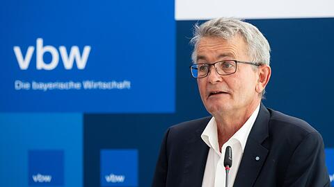 vbw-Hauptgeschäftsführer Bertram Brossardt (Archivbild). Die bayerischen Unternehmen verkauften im ersten Halbjahr weniger Waren ins Ausland.