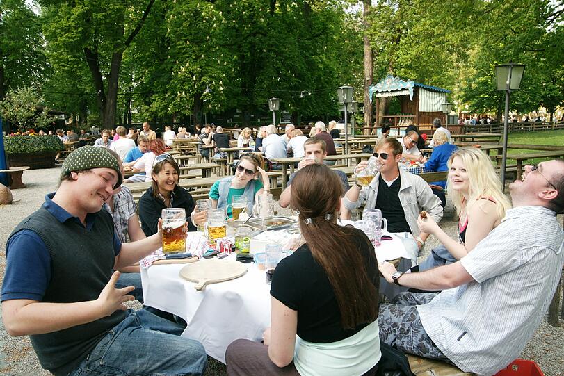 Gesellig und unaufgeregt: eine lustige Runde im Biergarten der Münchner Haupt in Sendling.