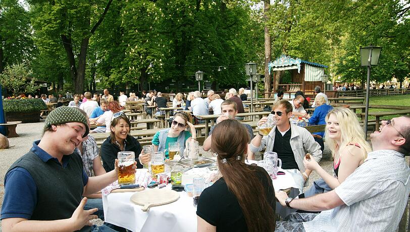 Gesellig und unaufgeregt: eine lustige Runde im Biergarten der Münchner Haupt in Sendling.