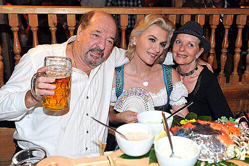 Musikproduzent Ralph Siegel (l-r), seine Frau Kriemhild und Angelika Spies.