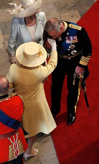 Prinz Charles küsst die Hand seiner Mutter, der Queen.