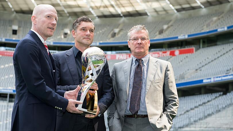 Bayerns Sportvorstand Matthias Sammer (v.l.), Dortmunds Sportdirektor Michael Zorc und DFL-Geschaeftsfuehrer Holger Hieronymus posieren mit dem Supercup in der Allianz Arena. Bayerns Sportvorstand Matthias Sammer (v.l.), Dortmunds Sportdirektor Michael Zorc und DFL-Geschaeftsfuehrer Holger Hieronymus posieren mit dem Supercup in der Allianz Arena.