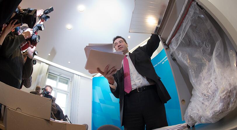 Vor den TV-Kameras! Sehen Sie hier, wie Markus Söder die Vorschriften zur Steuerverwaltung schreddert.