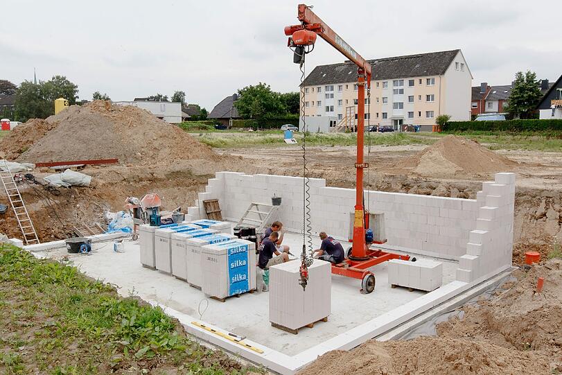 Der Traum von den eigenen vier Wänden ist teuer. Daher werden Immobilien in der Regel über Kredite finanziert.